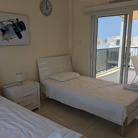 Adalena Court Apartment Paralimni Bagian luar foto