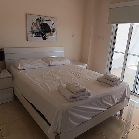 Adalena Court Apartment Paralimni Bagian luar foto