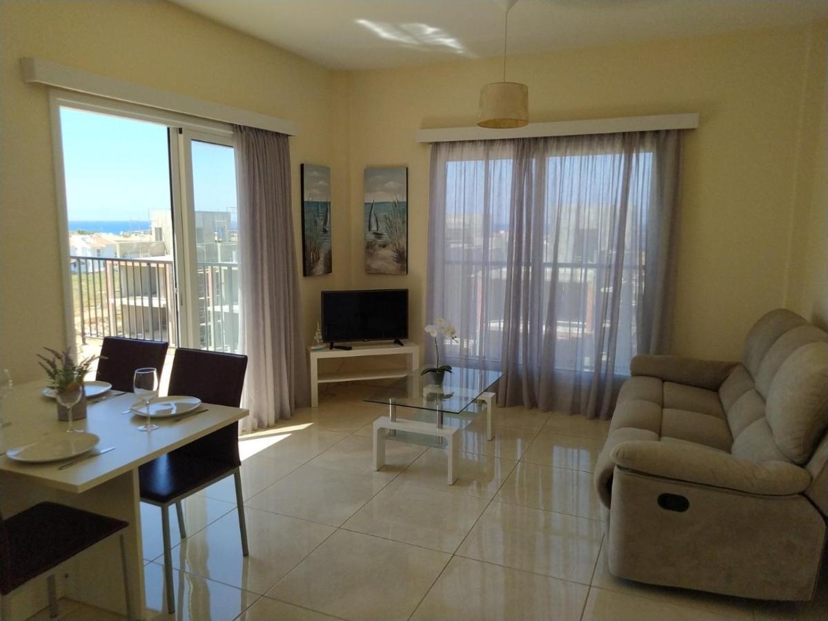 Adalena Court Apartment Paralimni Bagian luar foto