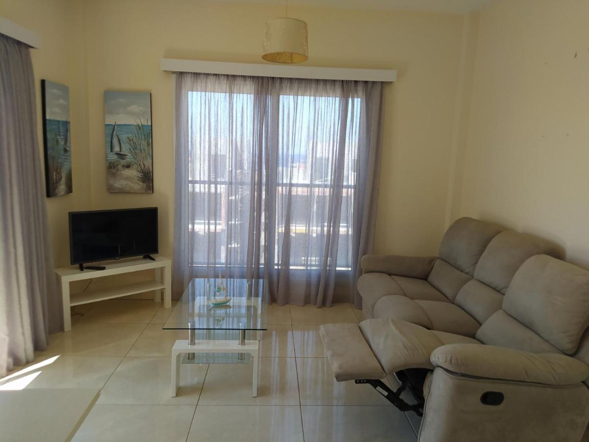 Adalena Court Apartment Paralimni Bagian luar foto