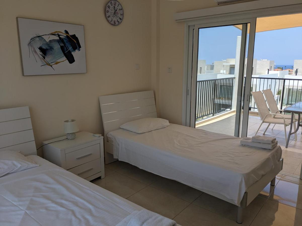 Adalena Court Apartment Paralimni Bagian luar foto